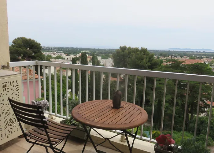 T2 50m Carres Vue Piscine Tennis Hyères