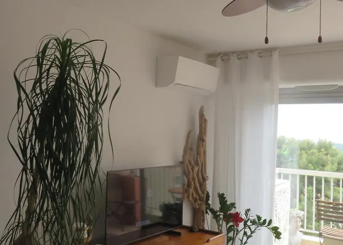 T2 50m Carres Vue Piscine Tennis Hyères